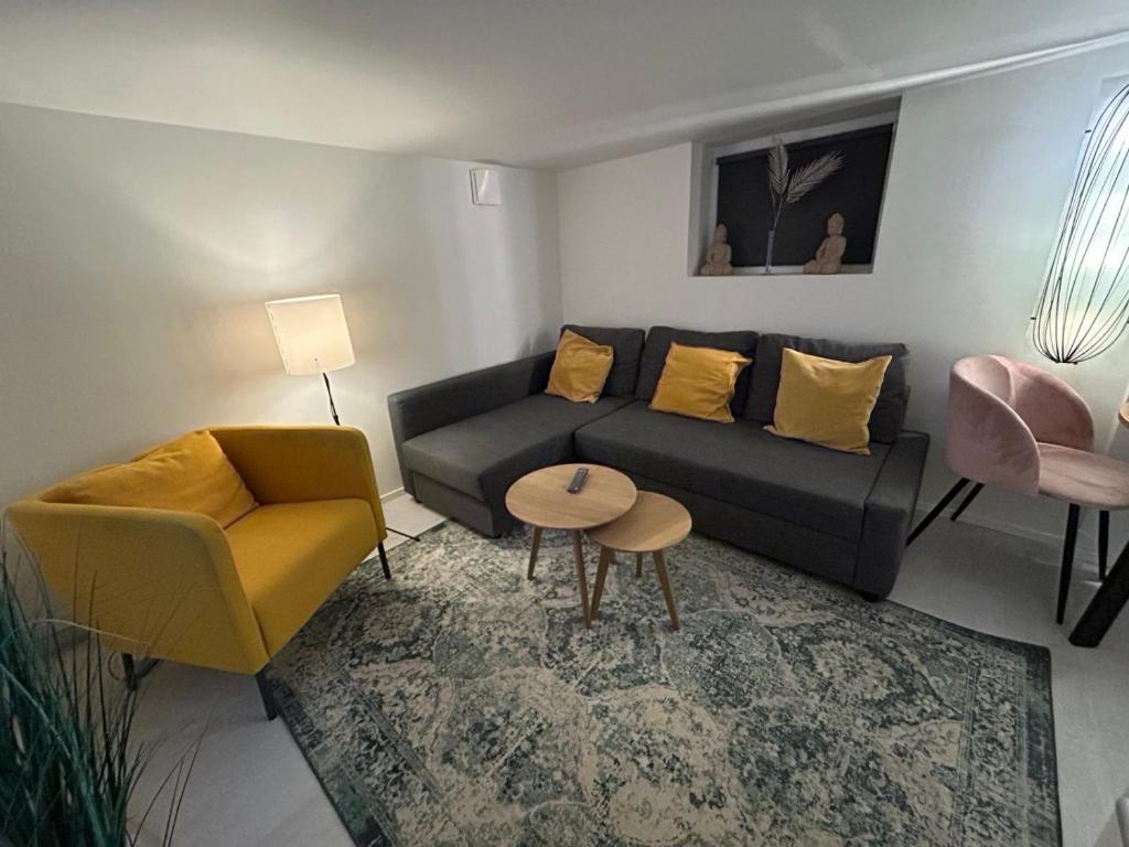 liten leiligheten uten soverommet,sovesofa i stuen , i kjelleren, Stavanger
