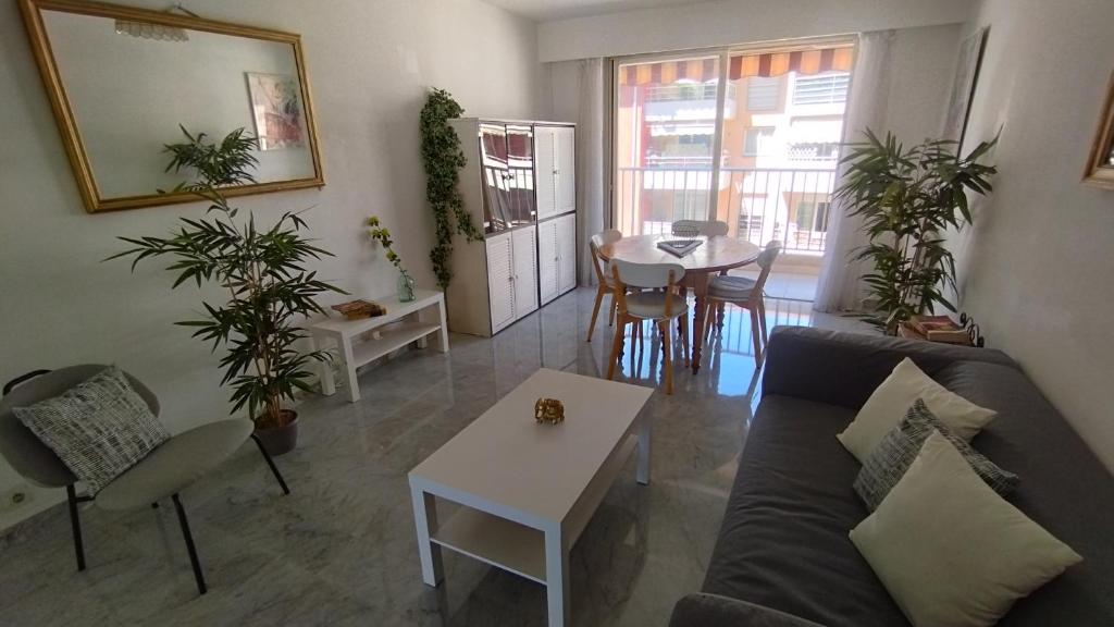 Beautiful 2 bedroom apartment Port - 5 min to beaches - 5