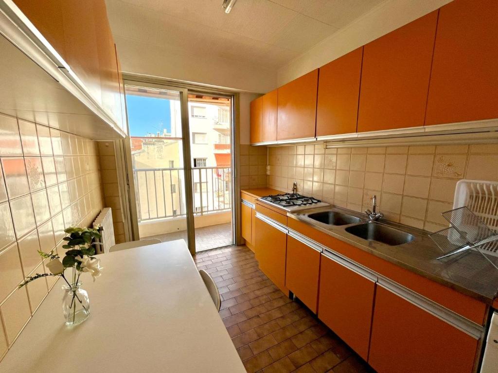 Beautiful 2 bedroom apartment Port - 5 min to beaches - 3