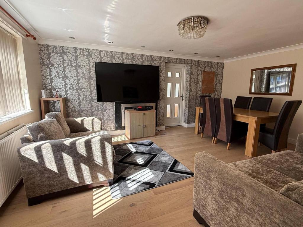 Spacious 6 Bedroom Family House, Barnsley