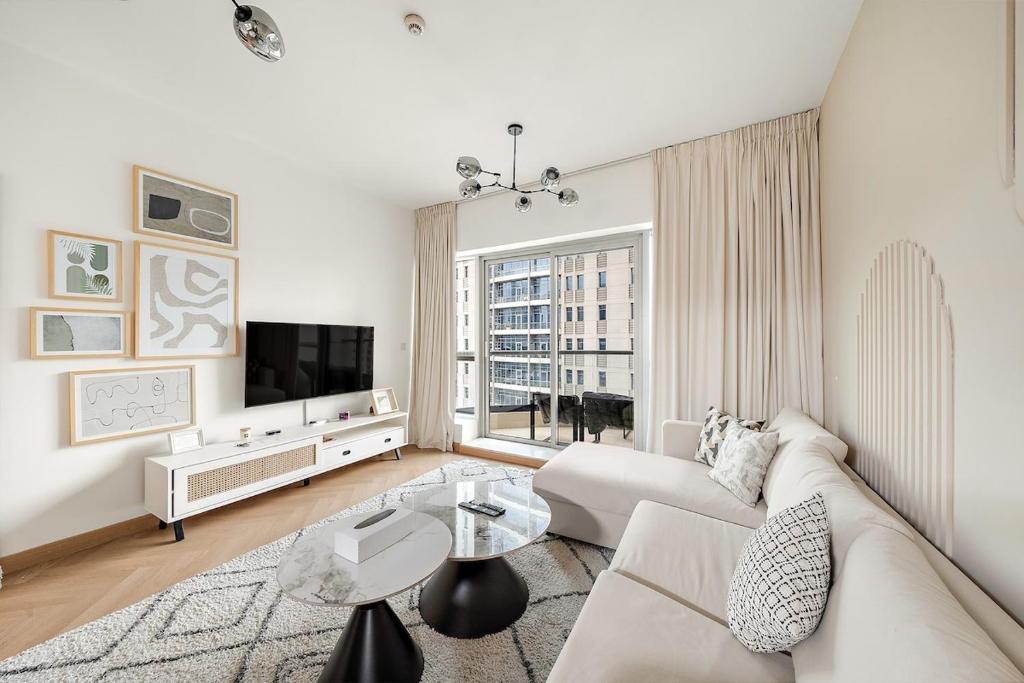Stylish 1BR in Dubai Marina with Balcony, Pool & Walk to Beach, Dubai