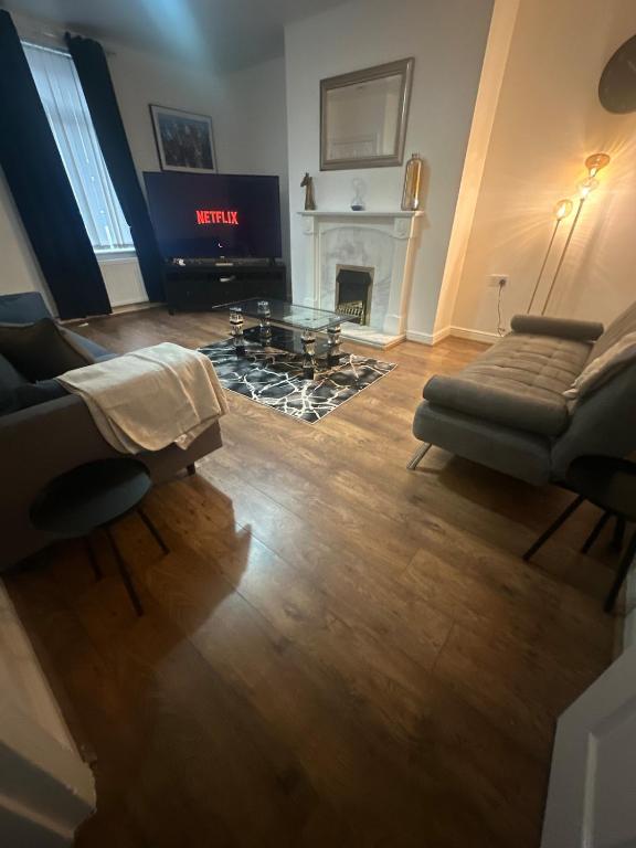 Modern Minimalist Spacious 3br Blyth Home, Blyth