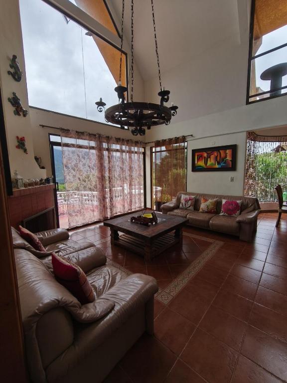 Spacious chalet on Lake Calima - 3