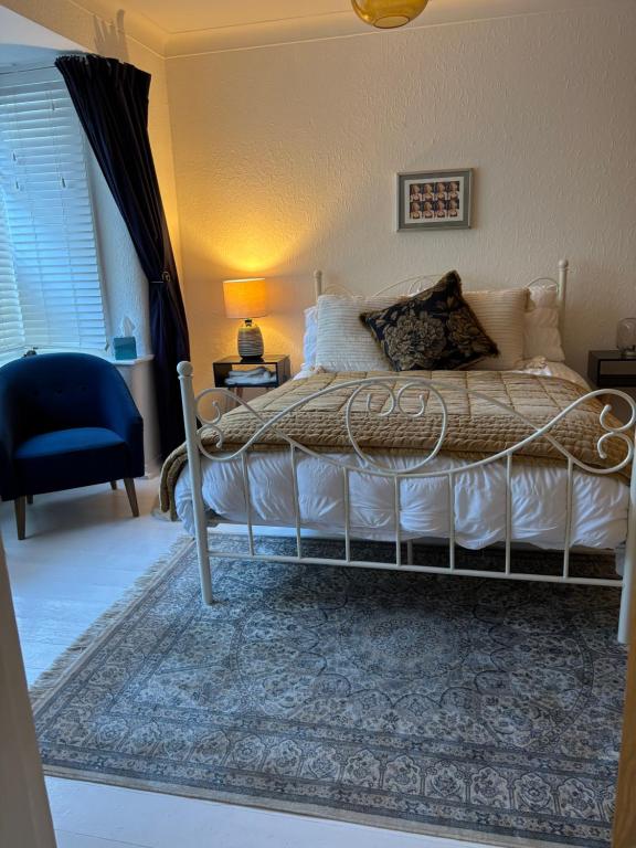 Number 78 Guest house M56 junction 12 located 5 minutes drive from Frodsham Continental breakfast Included, Frodsham