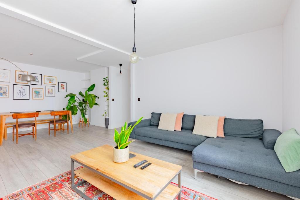 Spacious 2BD Flat By Docklands Canary Wharf, Londýn