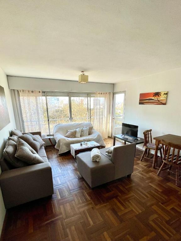 Departamento Amplio y Luminoso en Pocitos - 2