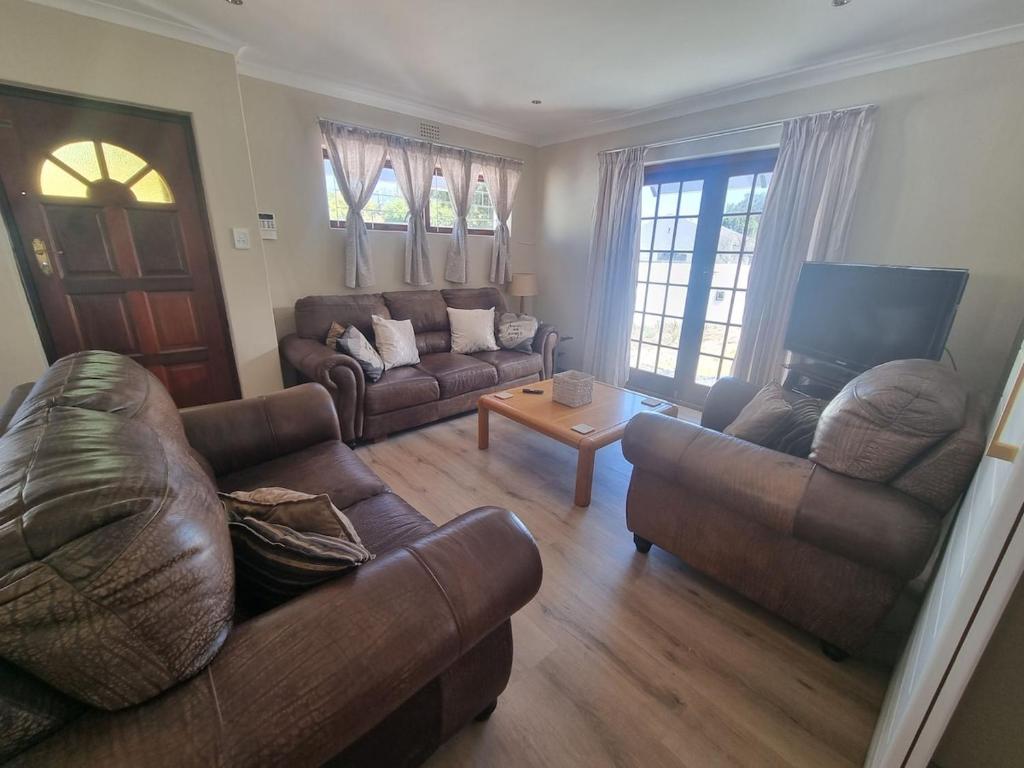 Peaceful, Cheerful, Family Friendly 3Bedroom house, Edgemead