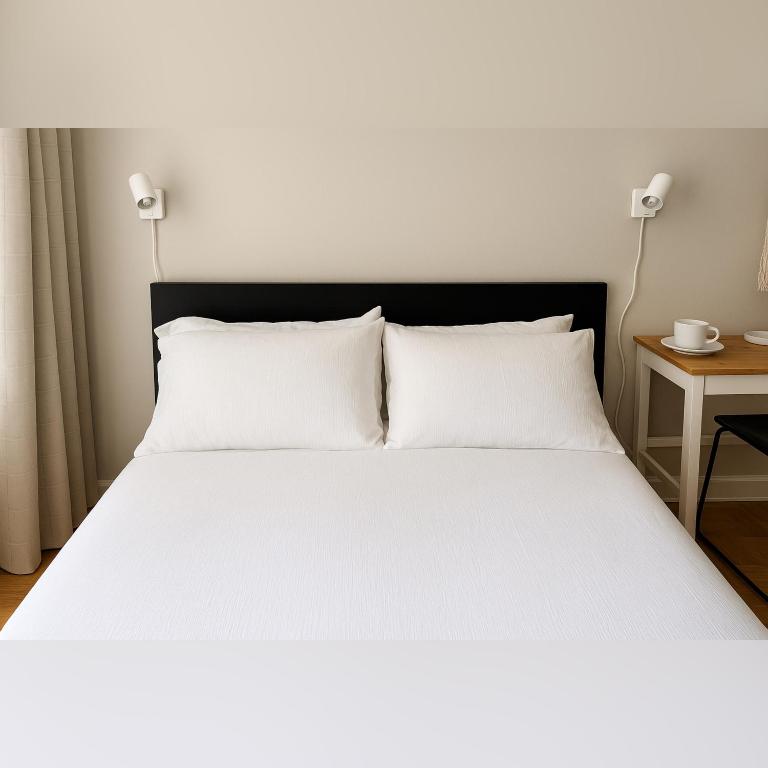 Private Double Room in Downtown Toronto, Steps to Subway & CN Tower, Toronto