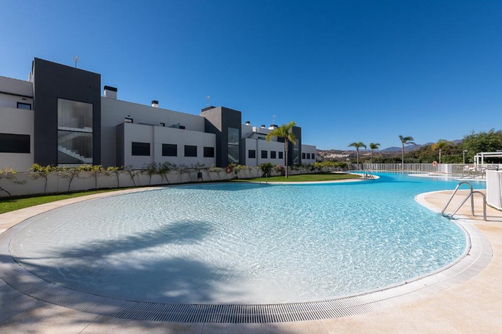 Luxury 3 BR Apartment with Terrace, pool & gym - 1