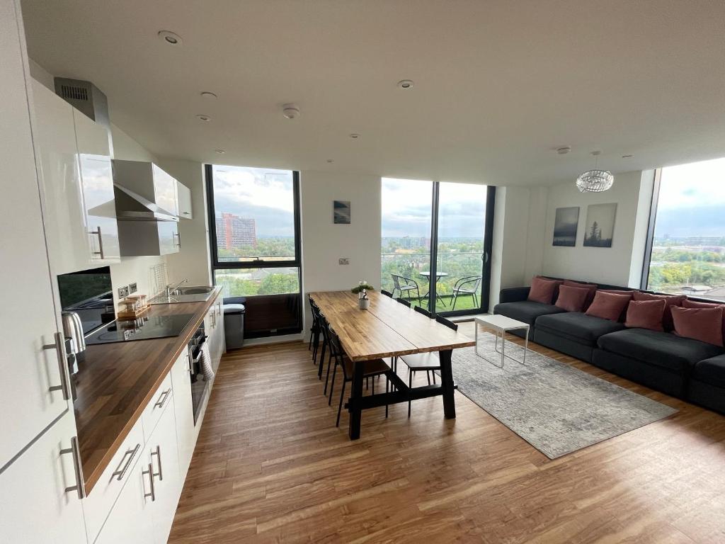 Old Trafford stadium apartment spacious and central, Manchester