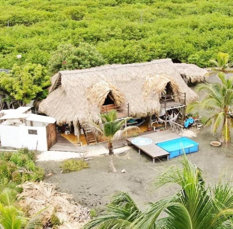 Coco y arena cabaña frente al mar, lejos del turismo y cerca a los manglares - 1