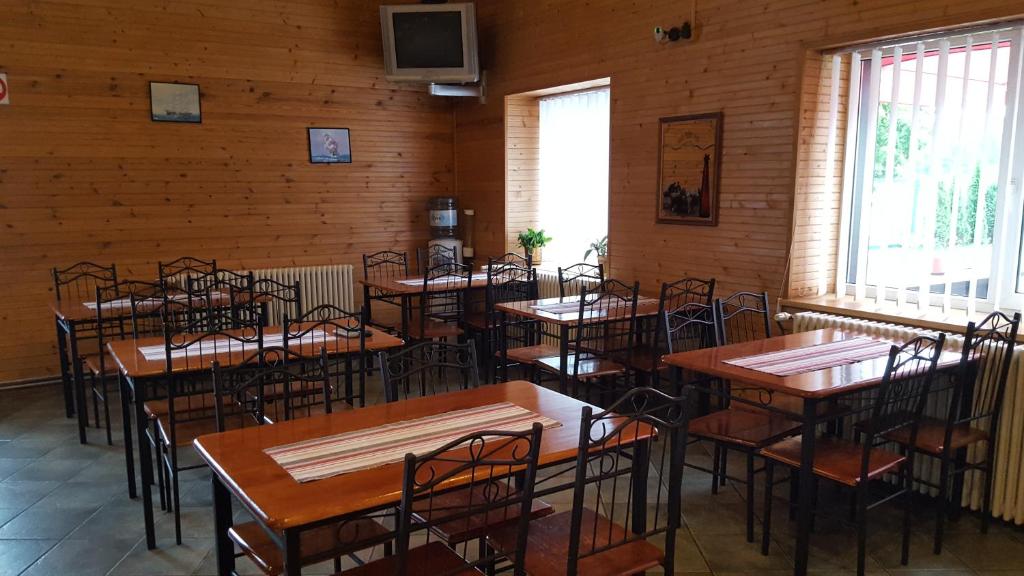 Restaurant, Konse Motel and Caravan Camping in Parnu