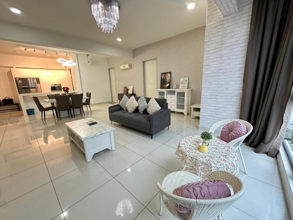 Deluxe Seaview Suite Tripe Bed with bath tub 13A, Tanjong Tokong