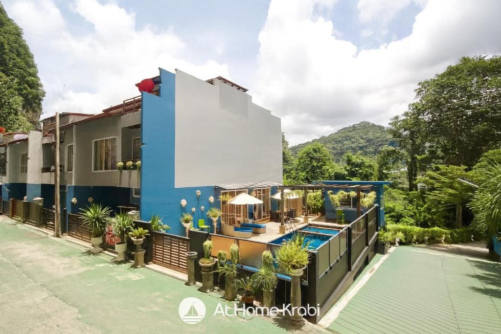 Ao Nang Mountain View Pool Villa, pláž