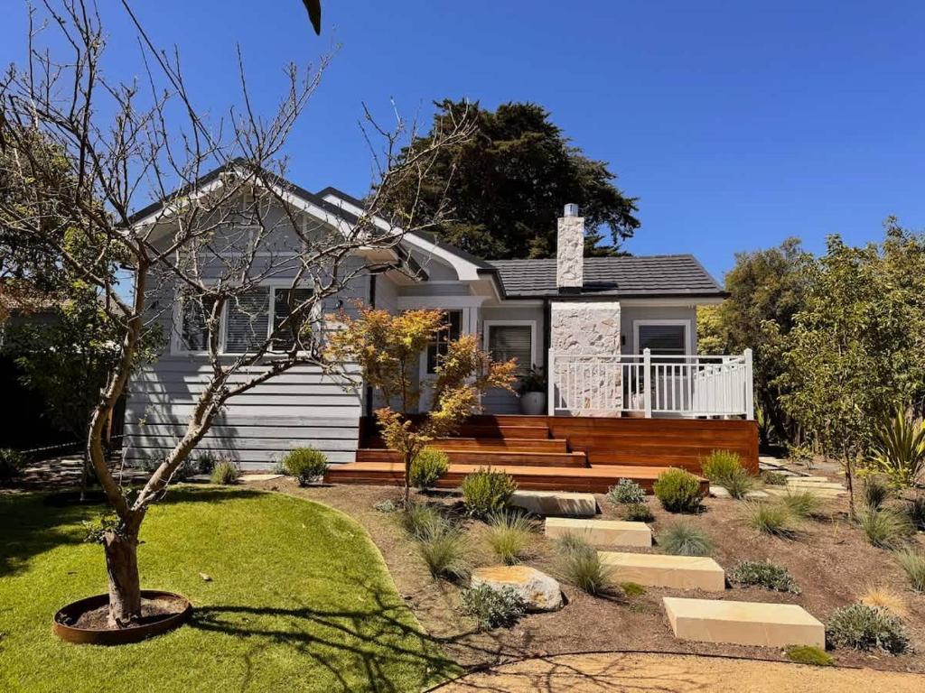 Safe Haven -walk to beach & shops, full renovation, Sorrento