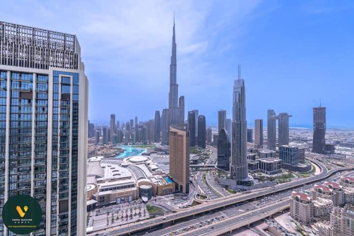 VOGUE DOWNTOWN VIEWS II Luxurious One Bedroom Apartment with Balcony and full Amenities, Opposite Dubai Mall Skybridge, Walkable to Burj Khalifa, Dubaj