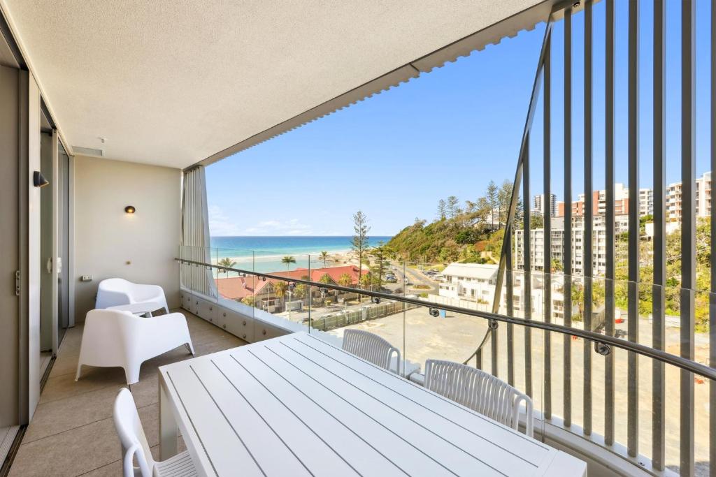 Beachfront 1-Bed Flat with Pool & Gym Access, Gold Coast