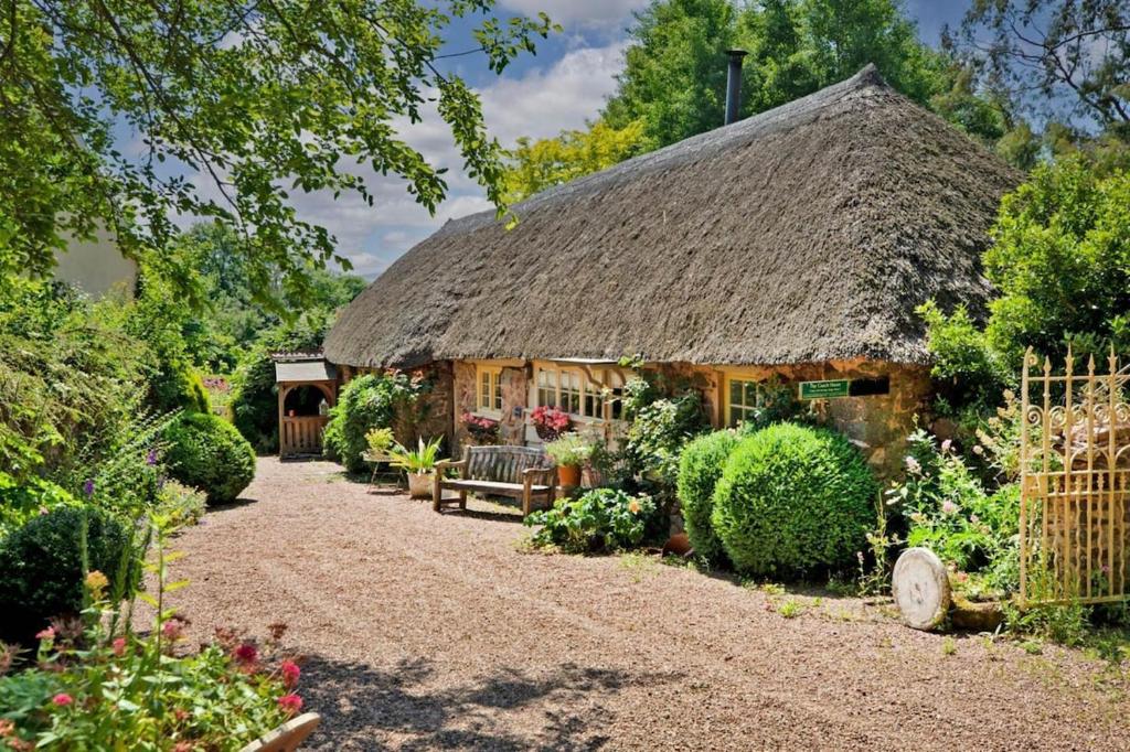 Idyllic English Thatched Cottage - The Coach House, Crowcombe