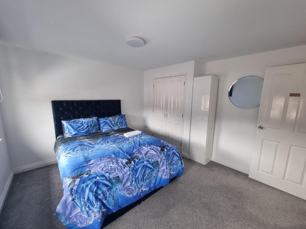 Bright and Spacious King & Double Rooms, Free Private Parking, Close to Heathrow, Cranford