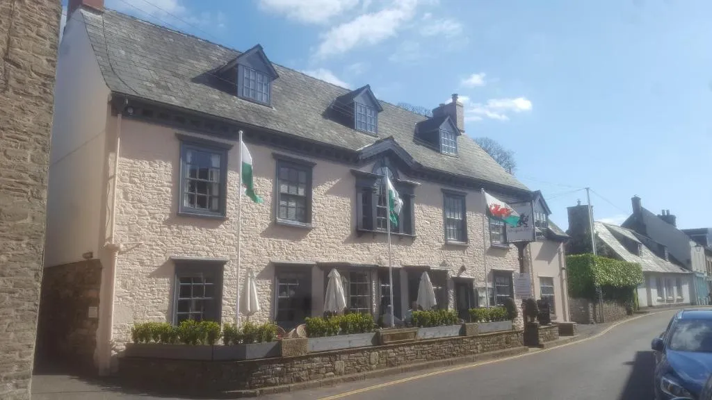 Dragon Inn, hotel in Crickhowell
