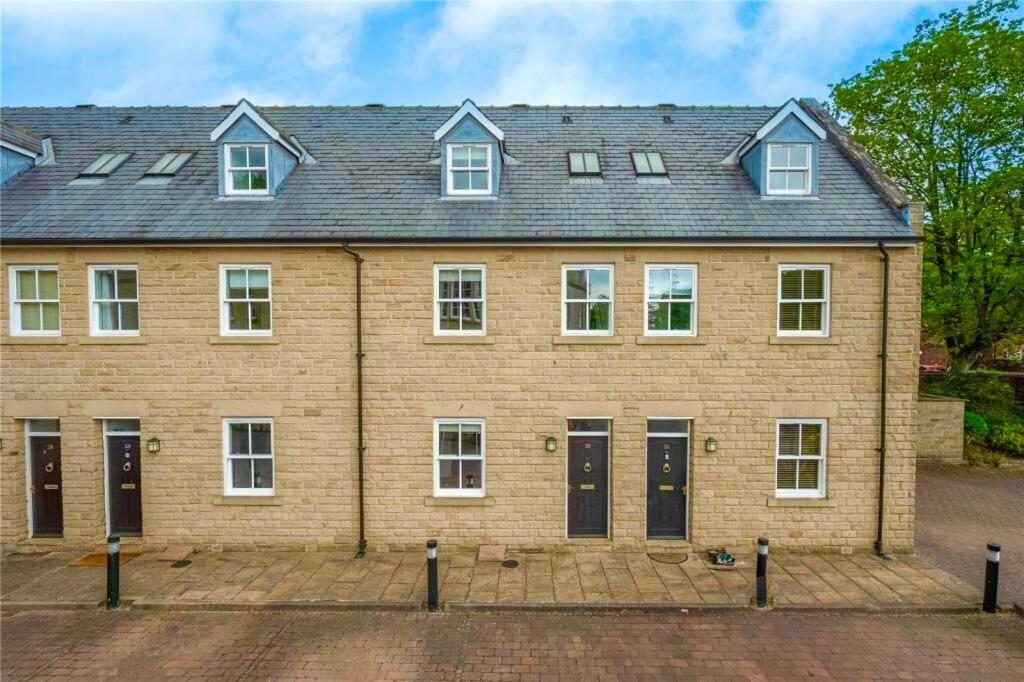 Town House with Hot Tub & Free Parking, Central Station