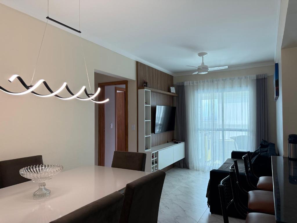 Apartamento Vista Mar Mirim 2 Dormitorios suite com Wifi para até 8 pessoas 1 vaga de estacionamento, Praia Grande