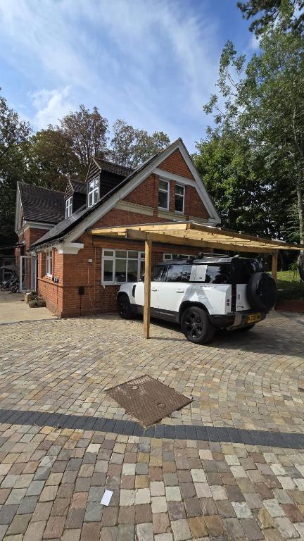 Self-contained 4 BHK property with picturesque landscape and huge gated parking space, Tilehurst