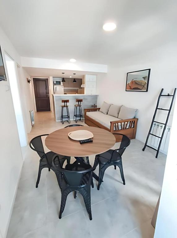 Departamento de 3 Ambientes 2 Dormitorios Dos Camas Dobles con Desayunador Balcon y Cochera Cubierta - 5