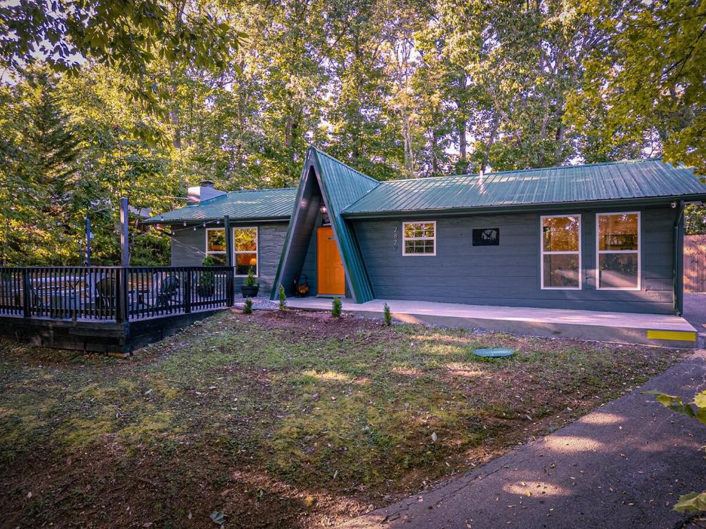 Paradise at the Smokies Cabin with HOT TUB!, Sevierville