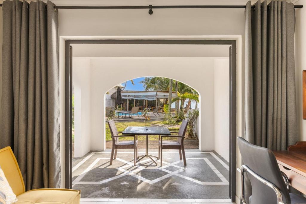 Grand Sahāna 1 - 1BR Digital Nomad Beachfront Apt - Work from Paradise, Trou-aux-Biches