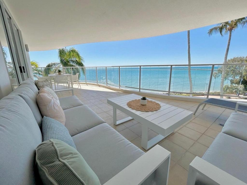 Amazing Water View Apartment Pool Gym Parking, Urangan