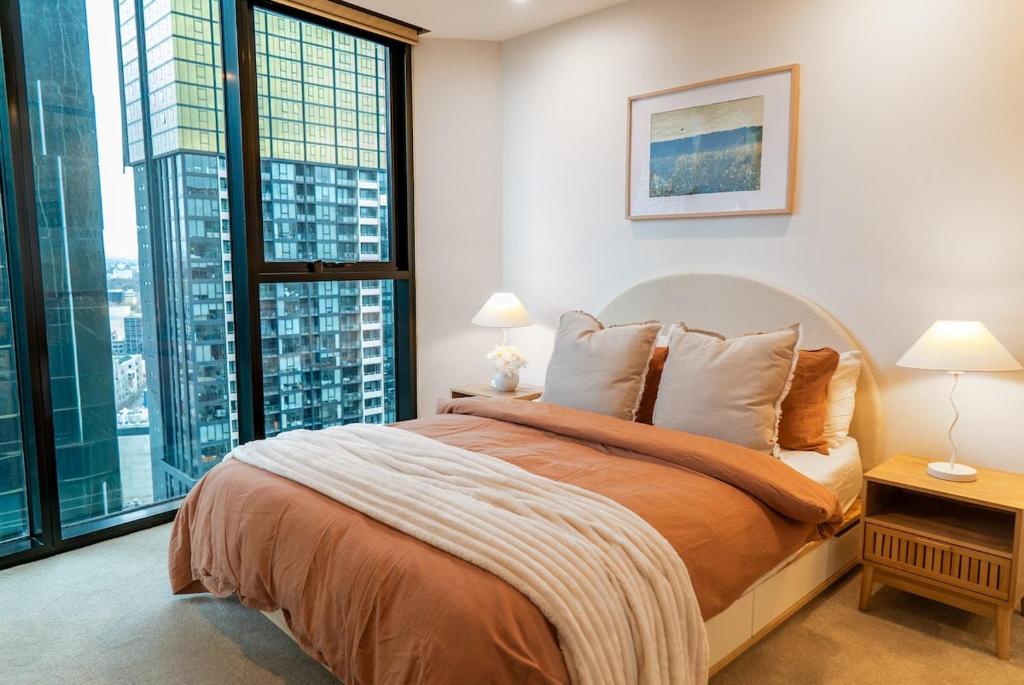 Stylish 2BR Melbourne CBD, Wi-Fi & Full Amenities, Melbourne