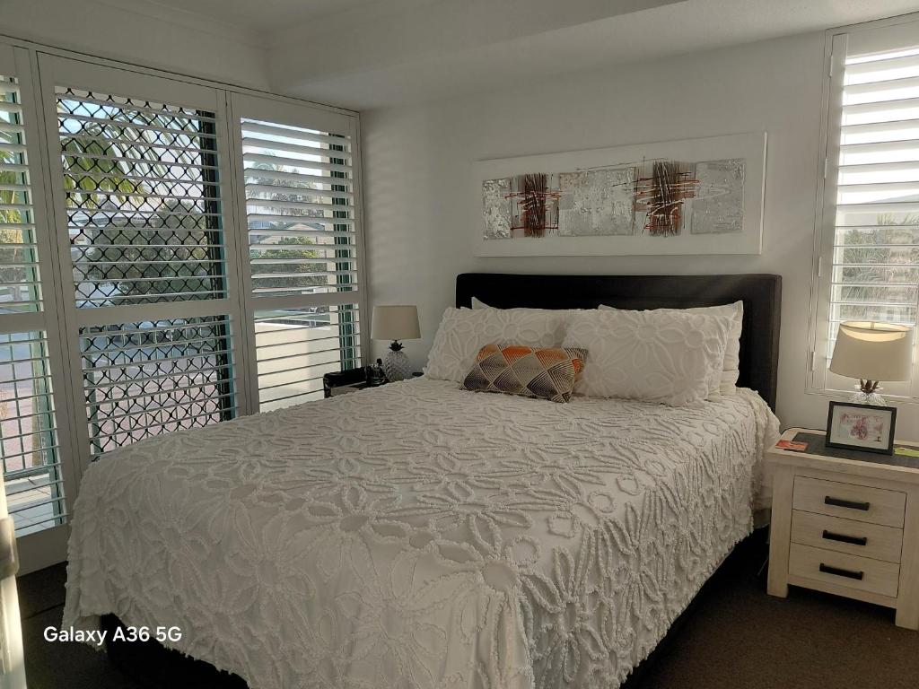 Bergmann 3 bdrm Suite on Moffat Beach with Onsite Parking, Caloundra