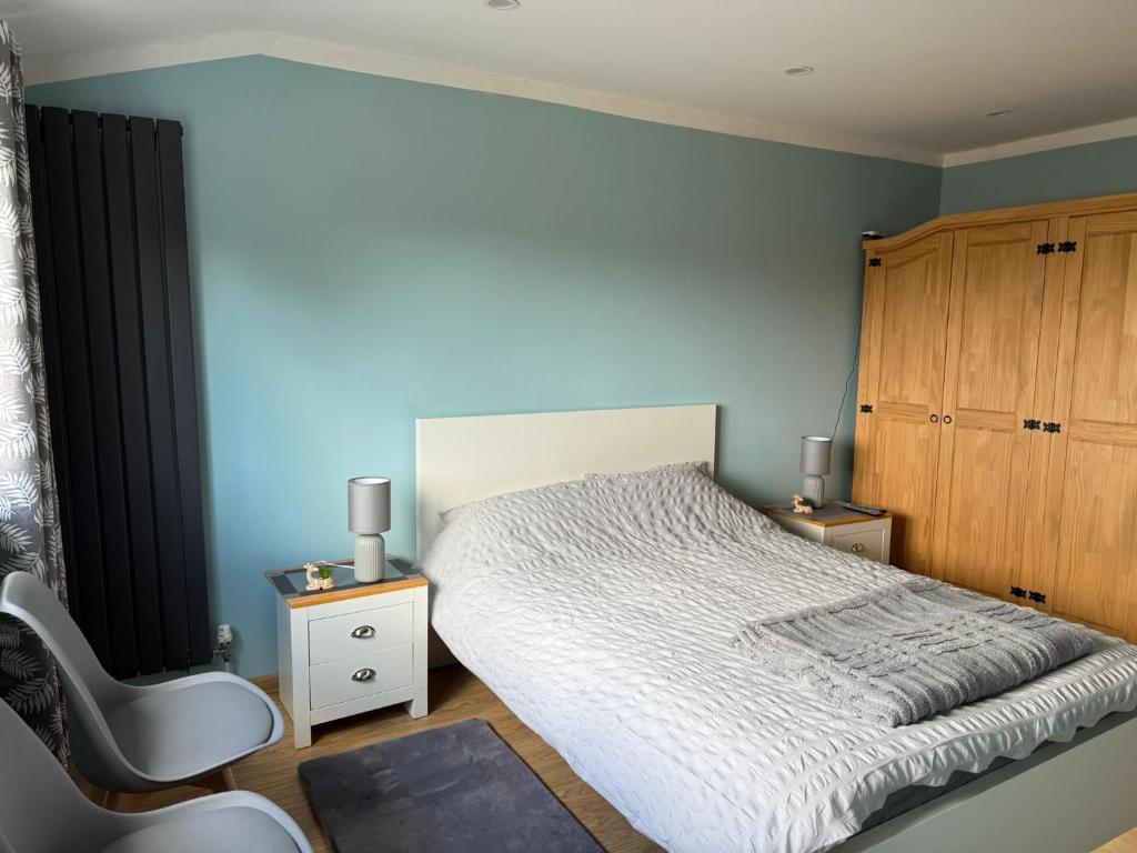 Studio- Sleeps 2- Free WiFi- Luxury Shower, Birmingham