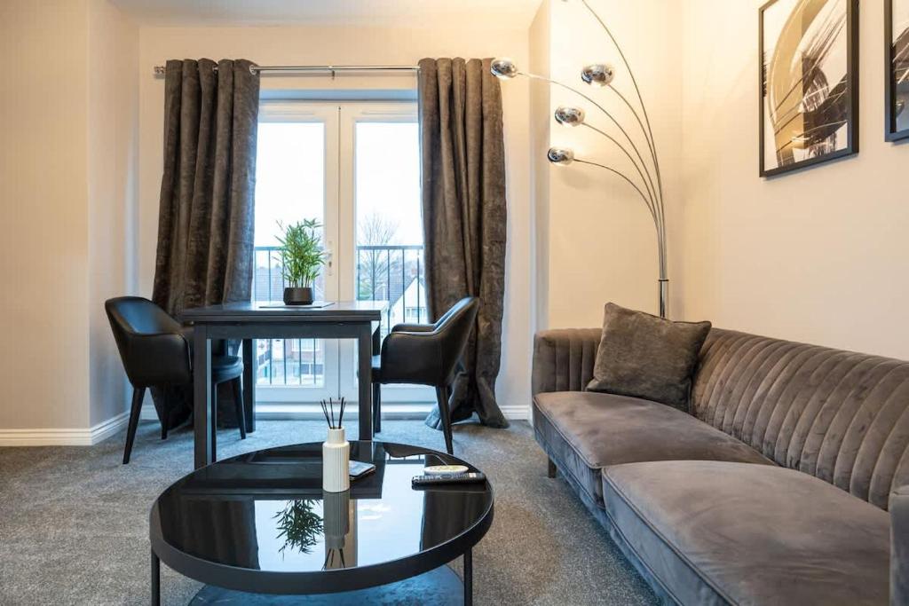 SandyCroft- Secure gated Parking & Close To Airport, Wythenshawe