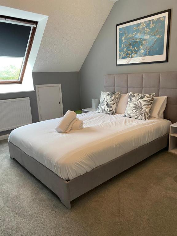 3BR House Self Check In Parking By PlushPad, Shenley Lodge