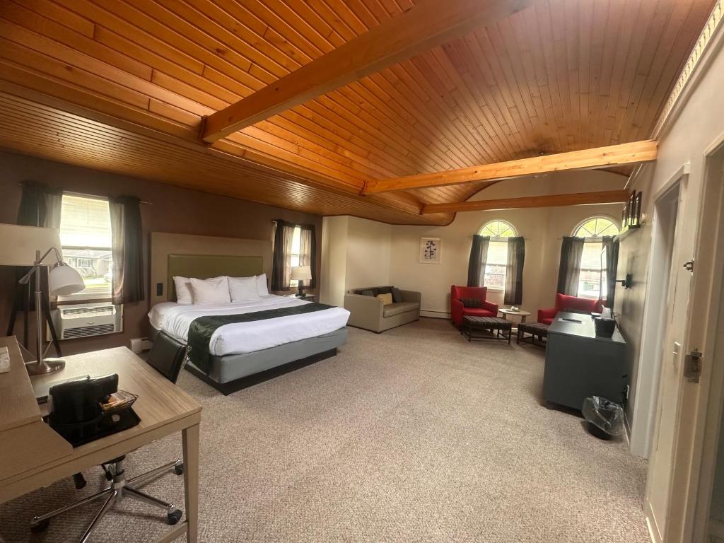Pictured Rocks Inn and Suites