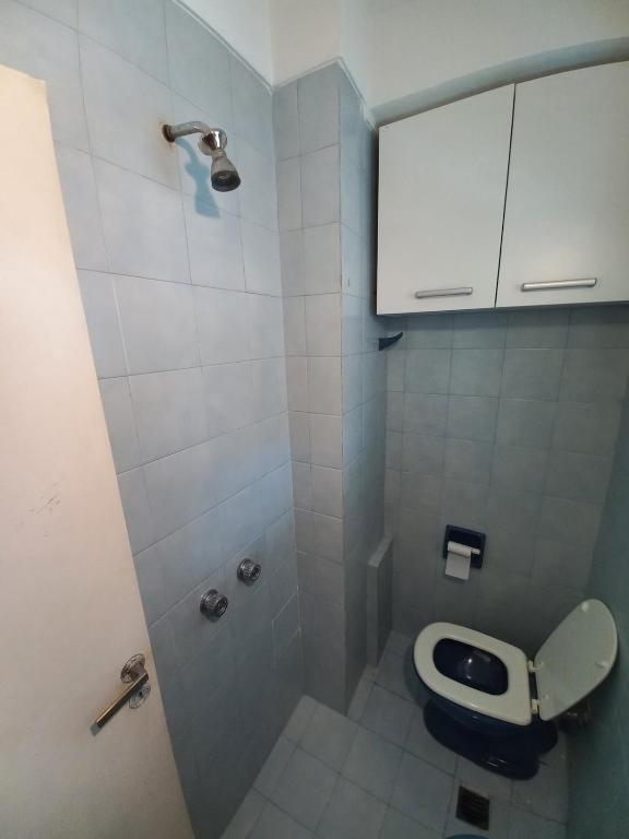 Bedroom and private bathroom in a spacious apartment - 5