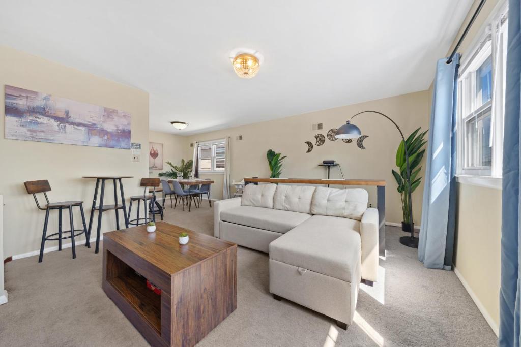 Spacious 3BR with Parking and 3 min Light Rail to NYC, Bayonne