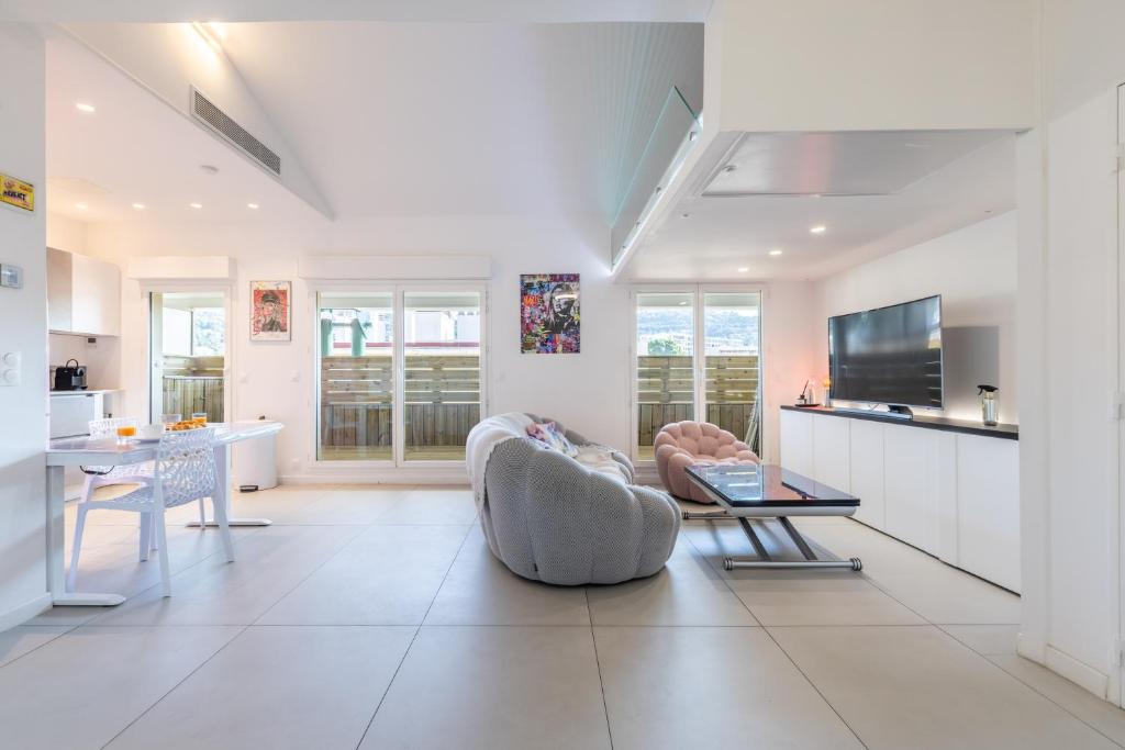 LB Vacation Rentals I Elegant Apartment with Terrace & Mezzanine in the heart of Cannes - 1