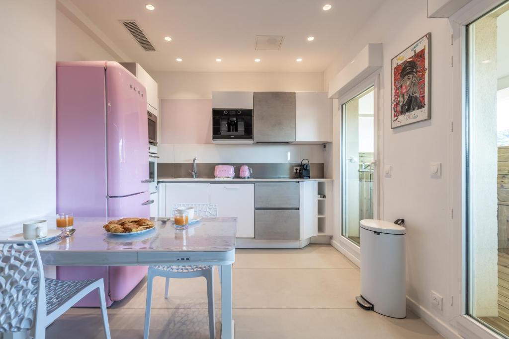LB Vacation Rentals I Elegant Apartment with Terrace & Mezzanine in the heart of Cannes - 2