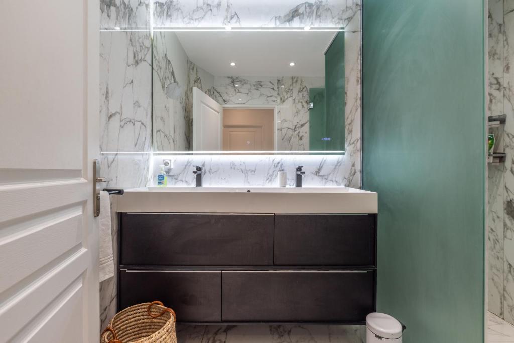 LB Vacation Rentals I Elegant Apartment with Terrace & Mezzanine in the heart of Cannes - 3