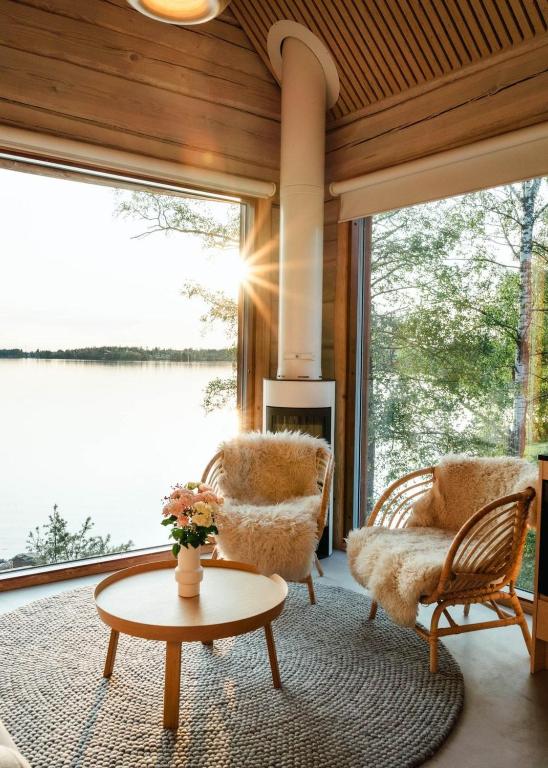 Lakefront log suite, Lempäälä