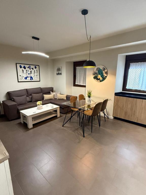 Pilar8 - Bonito y céntrico apartamento con parking y Piscina, Jaén