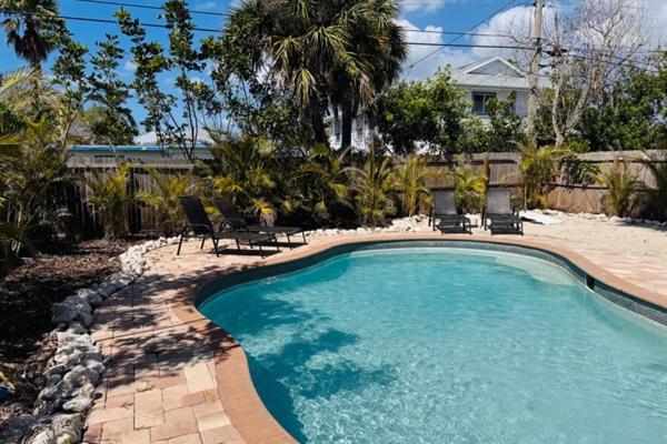 Large Backyard with heated pool/ Near Beach, Clearwater Beach