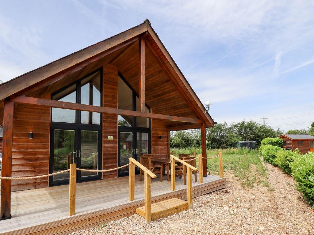 The Lilac Owl, Thorpe on the Hill