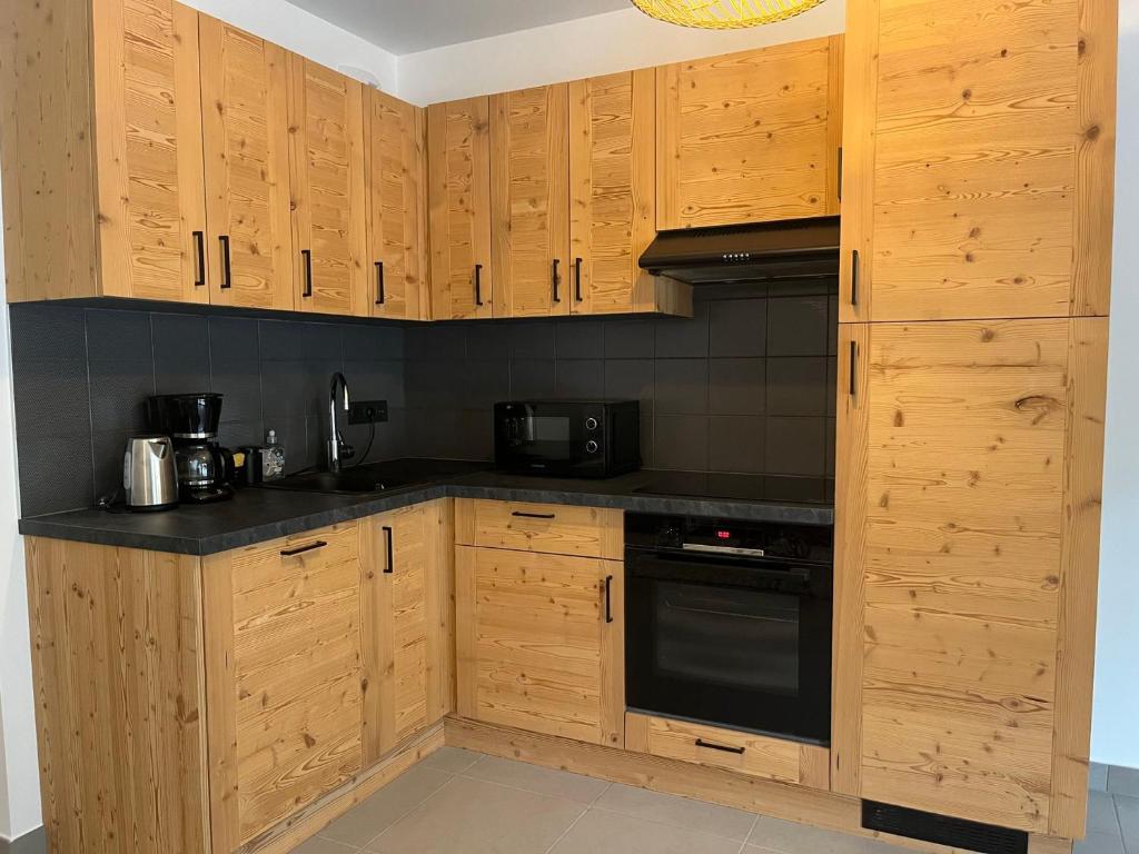 Bel appartement avec grande terrasse, proche du téléphérique - FR-1-464-251 - 2