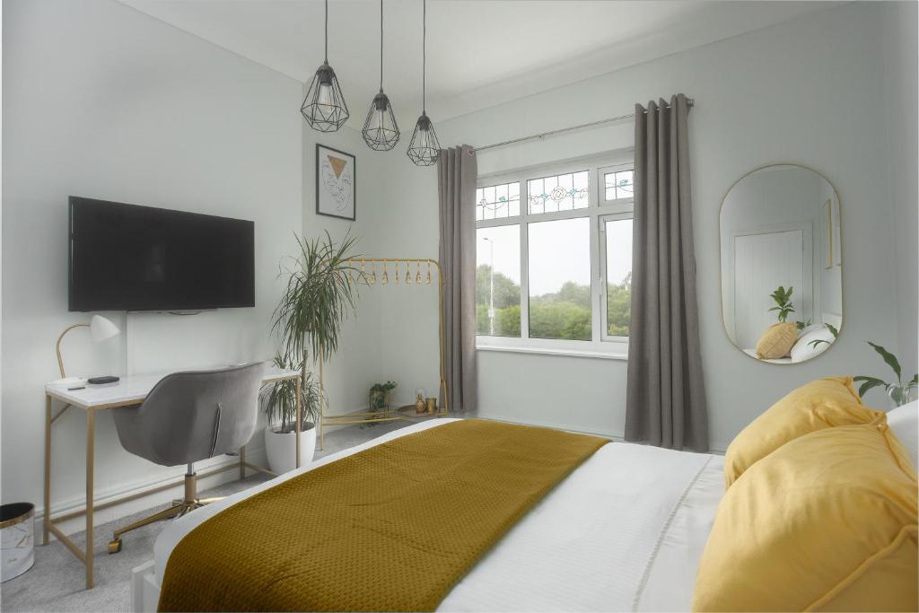 Private room in a spacious home, Moreton