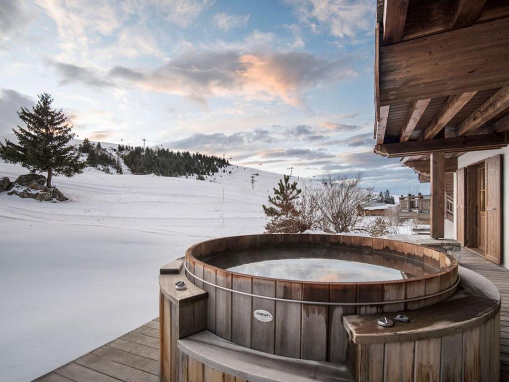 Chalet d'exception avec sauna et jacuzzi, accès direct aux pistes - FR-1-563-111, Courchevel