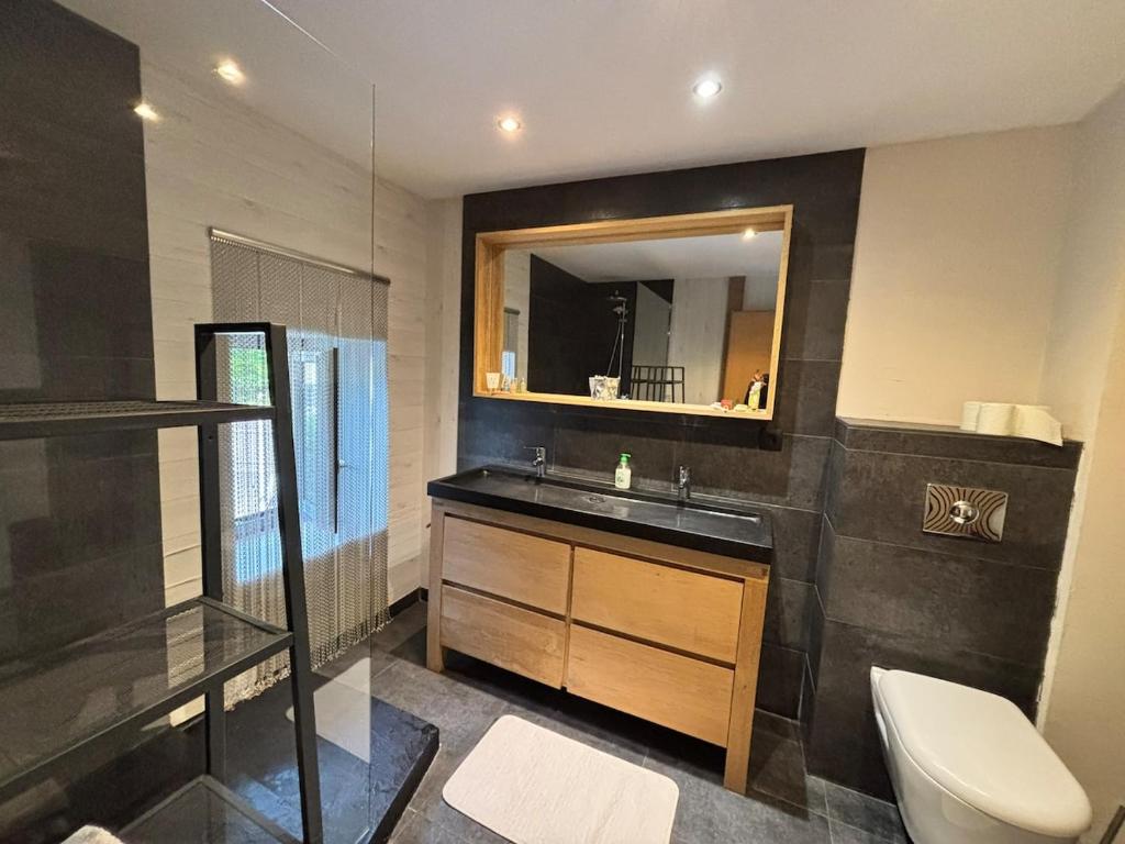 Maison en lisière de forêt에서 바라본 산 전망